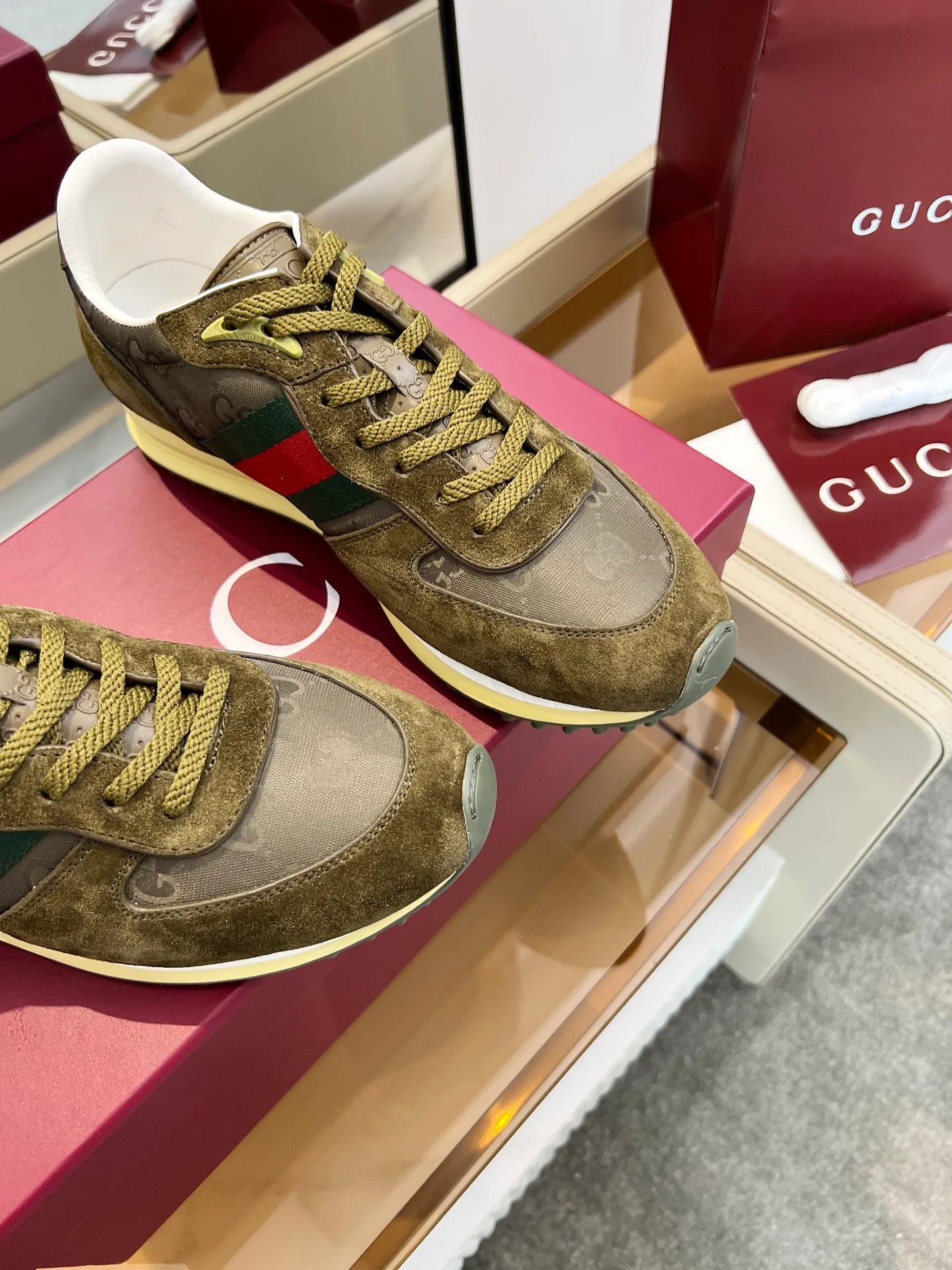 [G Home] P: 660💰 Men's Size: 40-44 (45 custom-made) GUCCI Gucci New Style When classic craftsmanship meets lazy fashion, this pair of Gucci men's casual shoes is the answer to refresh your wardrobe! The shoe body is made of soft calfskin and breathable fabric. Every step is as light as a cloud. The Italian tailoring releases the freedom of your feet, making daily travel a luxurious and comfortable experience. The iconic GG Supreme print on the side of the shoe low-key tells the brand's genes, and the metal horsebit embellishes the tongue, instantly lighting up the minimalist design; the contrasting webbing on the heel adds a smart layer, and the rubber serrated sole combines retro texture with modern anti-slip performance. Whether paired with jeans, a dress or wide-leg trousers, it can be the finishing touch of a look - languid yet sophisticated, effortless yet edgy.